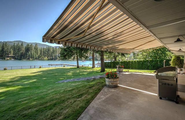 Majestic Riverfront Family Retreat