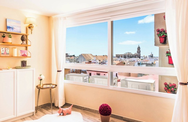 Malaga Centro. Free private parking. Cathedral views. Air conditioned.