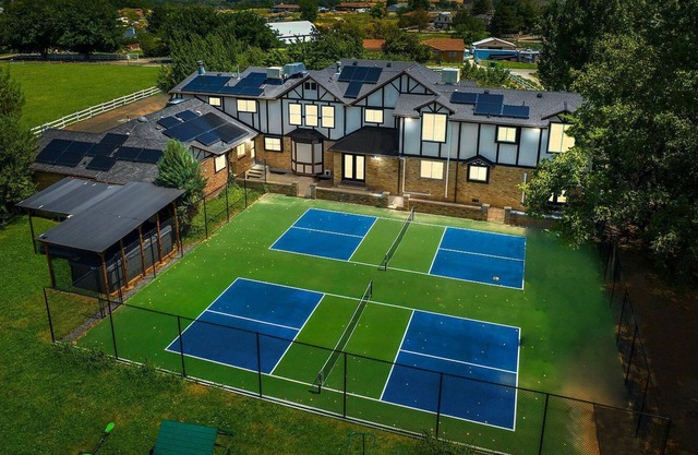 Mansion Pickleball Courts XL 17’ HotTub & Mini ZOO