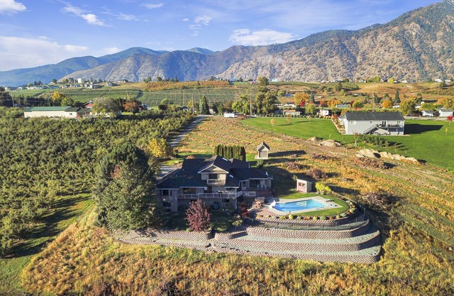 Manson Getaway with Pool that boasts stunning views of 3 Lakes