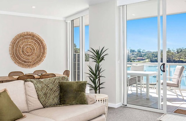 Marina View - Stylish spacious apartment overlooking the beautiful Harbour