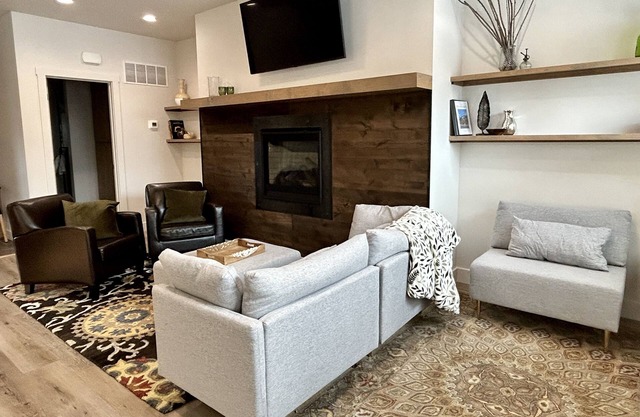 Markham 28 - Modern Comfort in the Heart of Cody - Sleeps 10