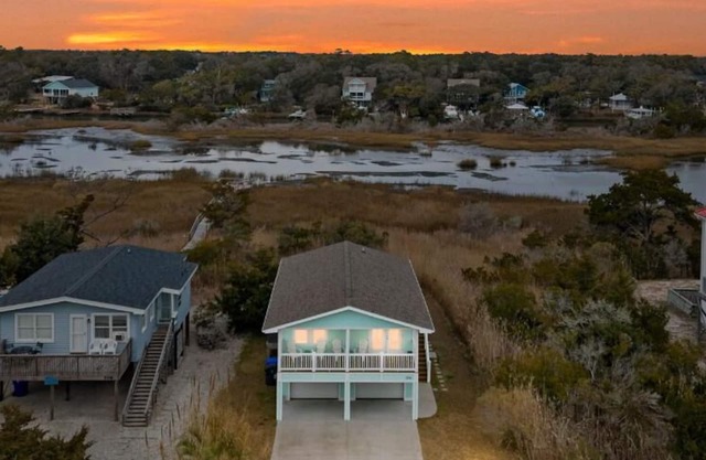 Marsh-View Oasis: 2-Min Easy Walk to Beach,Covered Decks, Outdoor Shower