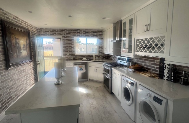 Marvelous just remodeled 2 bed/2 bath apartment fully furnished in Malibu!