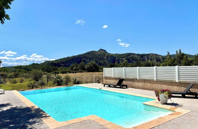 Mas de 170m², Avec une Belle Piscine Privée sur un Terrain Clos Arboré de 2000m²