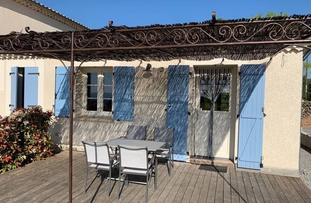 Mas De Vignal Gite. Cozy cottage with terrace and infinity pool