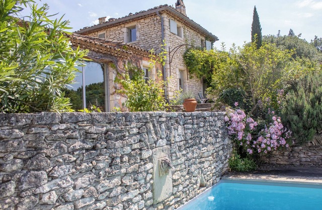 Mas provençal with swimming pool and dominant view