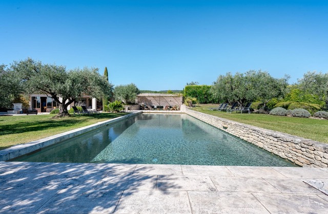 Mas Provençal amidst vineyards, heated swimming pool 19m x 6m, WIFI
