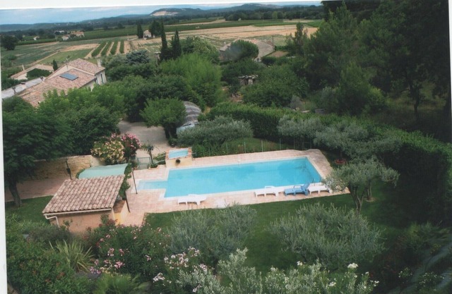 Mas provençal in wine-growing estate with swimming pool (11mx5m)
