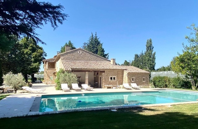 Mas Provençale Entouré de Pommiers, Piscine et Terrain de Tennis
