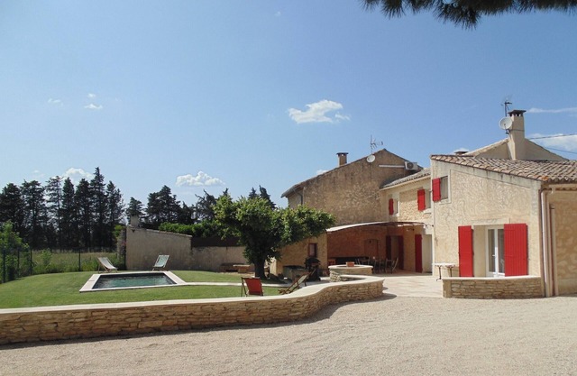 Mas provençal at the foot of the Luberon