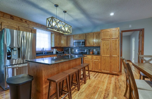 Massive Real Cabin! 3500 SF, Up to 16 guests! Mountain Views, Firepit, HOT TUB!
