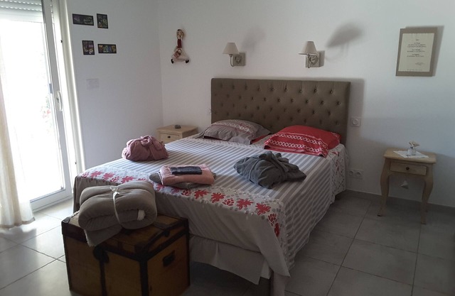 Master bedroom - swimming pool - quiet - 4km from Uzès B & B