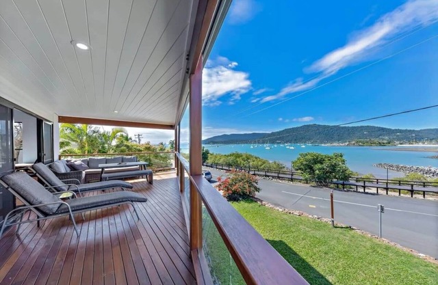 Mazlin House, Airlie Beach Waterfront Holiday Home * New Waterfront Pool instal