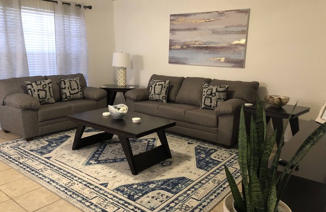 McAllen Palm Oasis Condo - 5 min to airport, mall, hospital