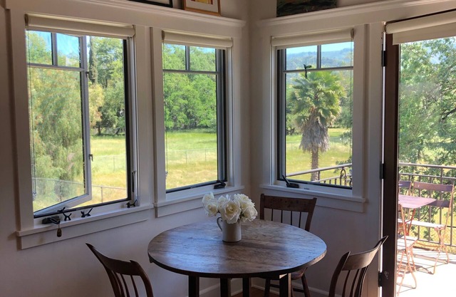 Meadow cottage between downtown Ojai and Shelf Road trailhead less than .5 mile