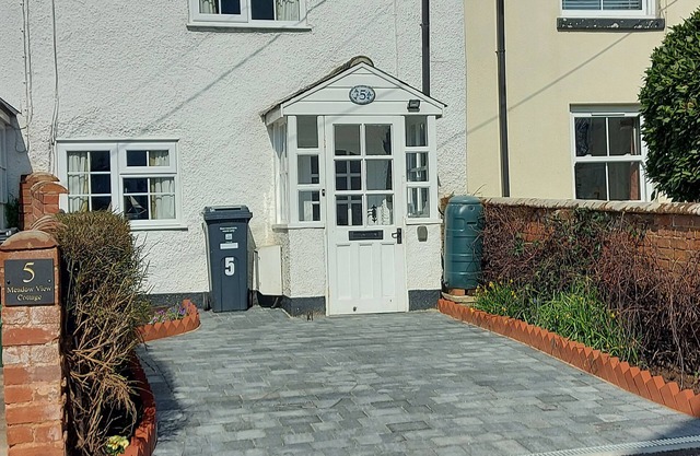 MEADOW VIEW COTTAGE, pet friendly, with a garden in Lympstone