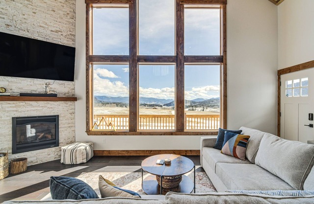 'Meadowlark Mountain Club' w/Views of the Rockies