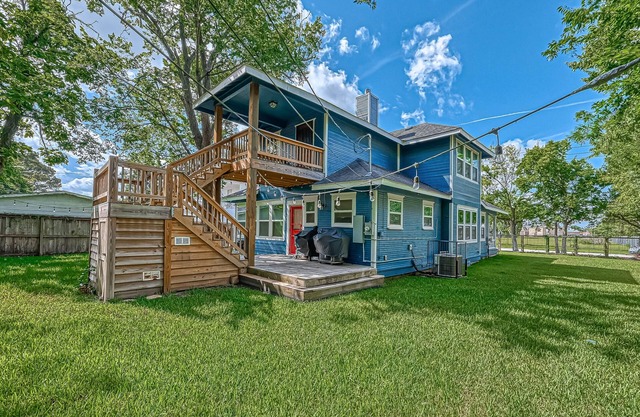 Medical Center 2-Bedroom Upstairs Unit & Fully Fenced in Yard