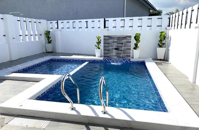 MEDINA VILLA MANJUNG private pool