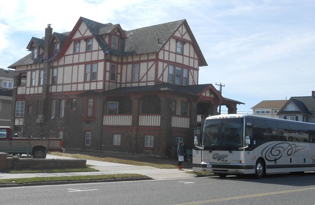 Mega-Mansion 14 Bedrooms 9+ Baths @12th & Central, Sleeps 15-46 Guests, A/C