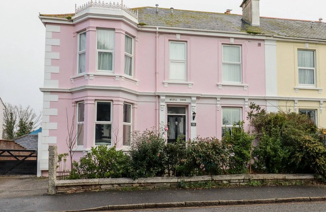 MELVILL HOUSE, pet friendly, character holiday cottage in Falmouth