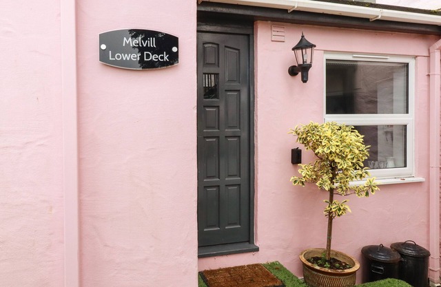 MELVILL LOWER DECK, pet friendly, country holiday cottage in Falmouth