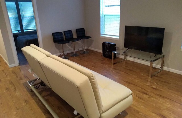 ⁂ Memory Foam Bed, Blackout Curtains & Smart TV