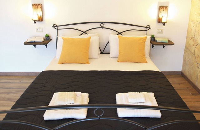 Menhir - room 3 - One Bedroom Guest House, Sleeps 2