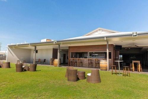 Merinda Village Hotel - Country Pub Stay - Just off Bruce Highway