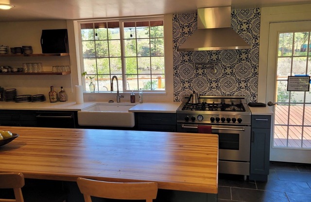 METHOW VALLEY RIVER HOUSE W/84' River DecknSleeps10 Inside, and Pet friendly.