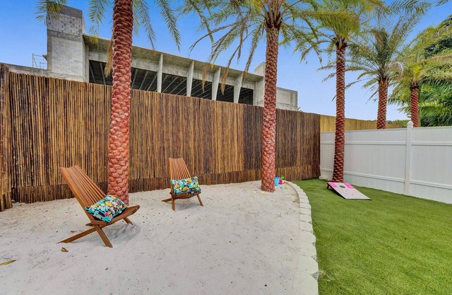 Miami Art Deco Style Unit With Hot Tub