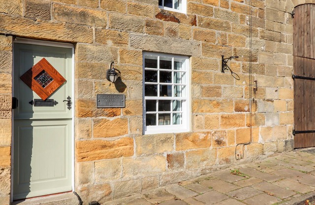 MICHAELMASS COTTAGE, romantic, character holiday cottage in Castleton