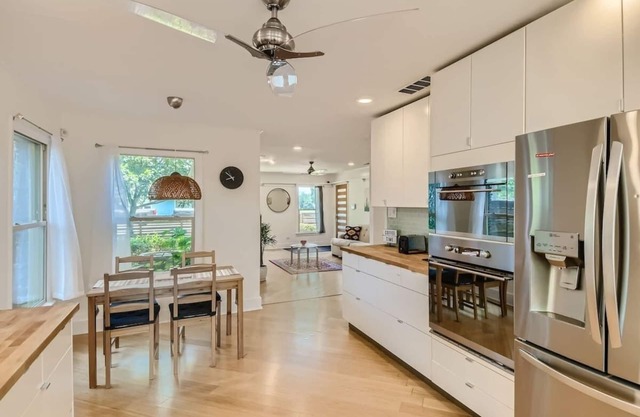Mid Century Cozy & Quiet Home-Walk to the Square!