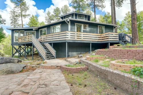 Mid-Mod Mountain Cabin Near Thumb Butte Trails!