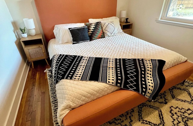 Mid-West Mod-1 mile to OU-Central Norman-Sleeps 16