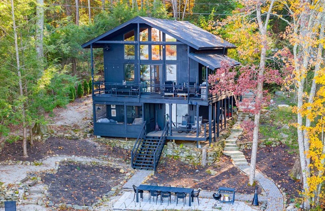 MidCentury Modern Lakehouse: kayaks,firepit,steamshower, gourmt kitchn,fireplace