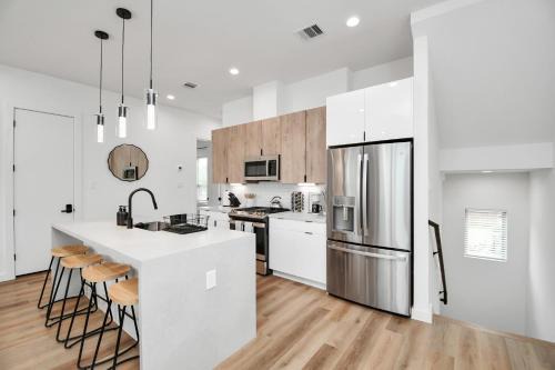 Midnight Reverie- Luxury Townhouse-Med Center DWTN