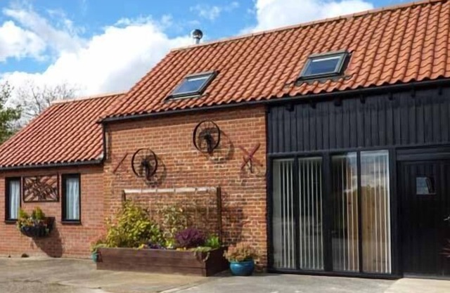 MILL FARM BARN, family friendly, with open fire in Brisley