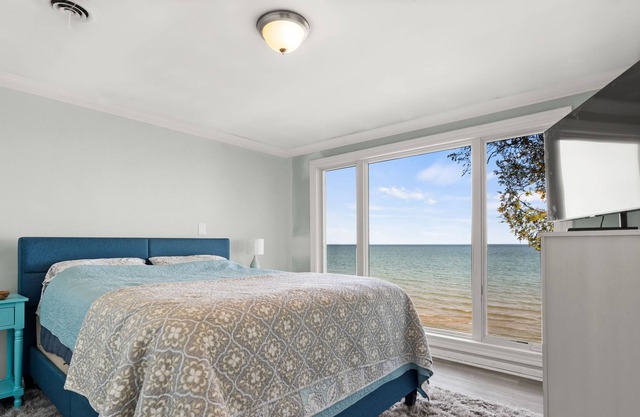 Million dollar views, lakefront home w/sandy beach