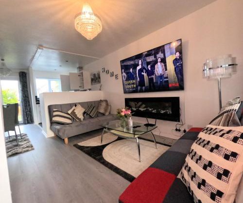 Milton Keynes Luxury Short Stay House with WIFI and Free Parking