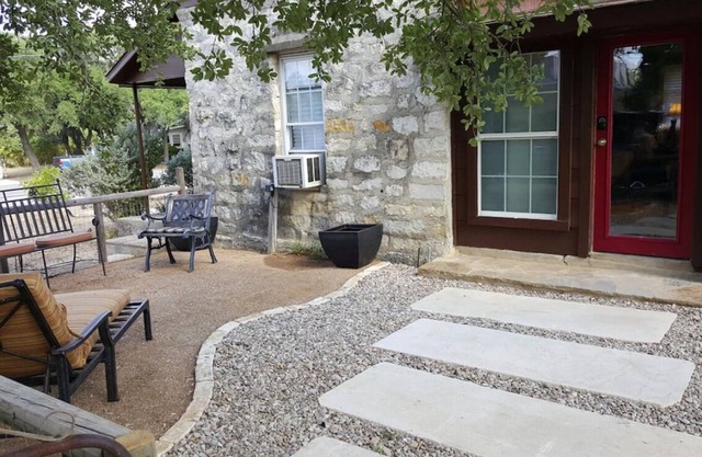 MILTONS HISTORIC COTTAGE IN DOWNTOWN DRIPPING SPRINGS