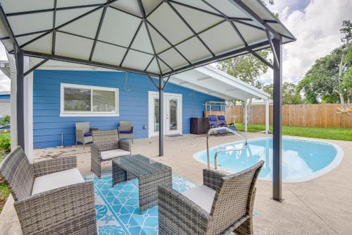 Mins from Anna Maria Island Bright Home with Pool!