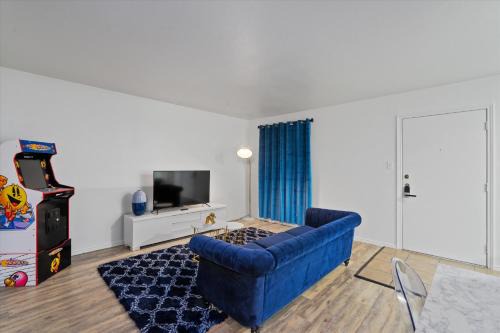 Mins to Downtown Luxury 2BR & Arcade