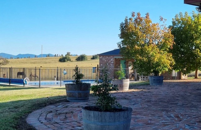 Minutes from airport and AELEC! Private studio farm stay