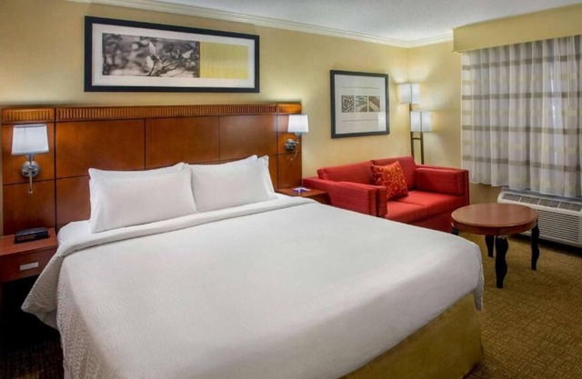 Minutes from New England Aquarium! 2 Units, Free Parking, Pets Are Welcome!