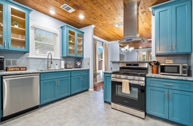 Minutes to Downtown, Chef's Kitchen, Private Yard w/BBQ & Games