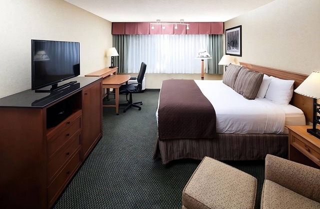 Minutes to Mission Trail Park! Indoor Swimming Pool, Free Parking, Pets Allowed!