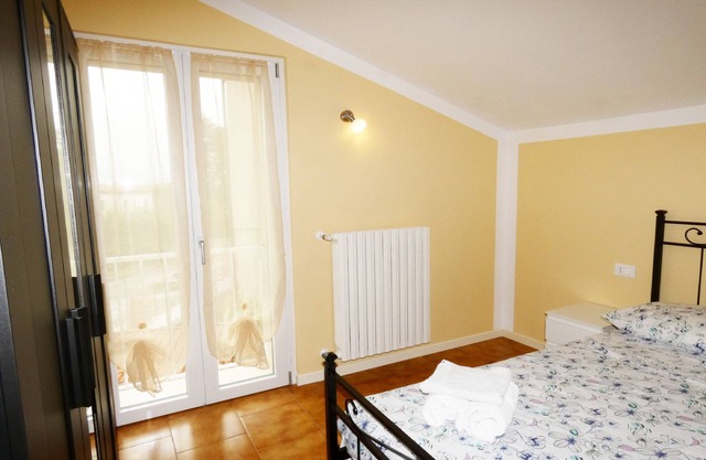 Miralago Apartment. Wonderful two-room apartment with lake view and parking.