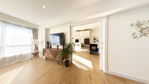 Miramar Luxurious apartment, 3 double rooms for 6 guests, free parking, terrace, new